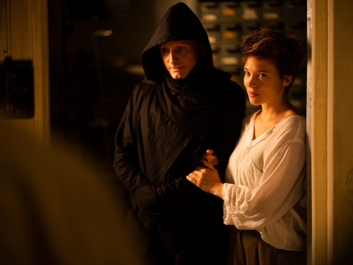 Viggo Mortensen as Saul Tenser and Léa Seydoux as Caprice in Crimes of the Future.